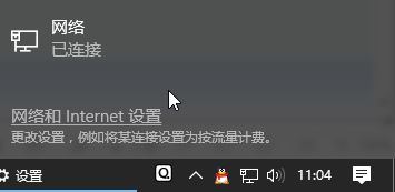使用笔记本的用户反应在win10操作系统中使用移动热点功能但是会自动关闭的问题,该怎么办呢?在win10系统【设置】--【网络和intetnet】选项中自带了移动热点功能,我们无需使用第三方软件即可将网络进行共享,功能强大。虽然如此但却会自动关闭,导致其他设备经常断网的问题,在本文中win10之家小编给大家介绍下移动热点自动关闭的解决方法。 步骤: 1、鼠标左键点击电脑右下角状态栏上的,网络连接图标,弹出的菜单中点击“网络和internet设置”,如图所示: 2、在弹出的菜单中点击“移动热点”,与其它设备共享我的Internet下的开关按钮选择“开”; 3、操作完成后在左侧点击【以太网】,然后在右侧单击“更改适配器选项”; 4、在弹出的框中,选择虚拟网卡(带有类似Microsoft Wi-Fi Direct Virtual 标志的),鼠标右键单击选择【属性】选项; 5、在弹出的框中“配置”按钮; 6、在弹出的属性框中切换到“电源管理”选卡,在下面把“允许计算机关闭此设备以节约电源”的勾去掉,点击确定保存设置。 7、按下windows+i 组合键打开windows 设置 ,然后点击【系统】选项; 8、在系统设置左侧点击“电源与睡眠”,在右侧将屏幕 和睡眠 两个选项都设置为【从不】即可,